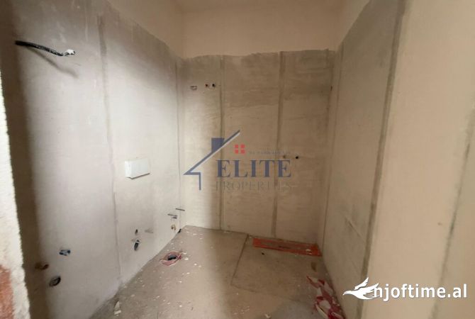 Shtepi ne shitje Apartament ne Tirane, 3+1, Mobilimi Bosh, pa mobiluar, Pagesa 307,800  Euro.