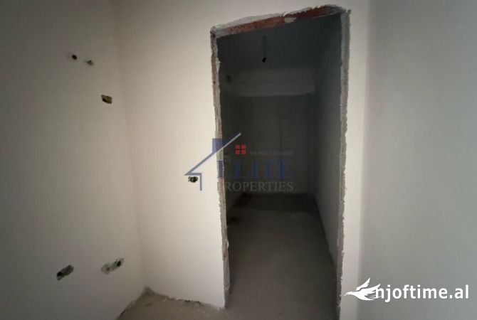 Shtepi ne shitje Apartament ne Tirane, 3+1, Mobilimi Bosh, pa mobiluar, Pagesa 307,800  Euro.