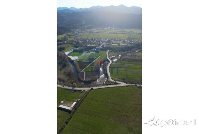 Truall ose Toke  ne Tirane - 450,000 Euro