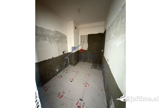 Shtepi ne shitje Apartament ne Tirane, 2+1, Mobilimi Bosh, pa mobiluar, Pagesa 121,011  Euro.