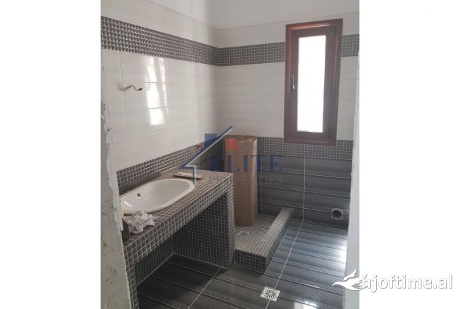 Shtepi ne shitje Vila Luksoze ne Korce, 5+1, Mobilimi Bosh, pa mobiluar, Pagesa 270,000  Euro.