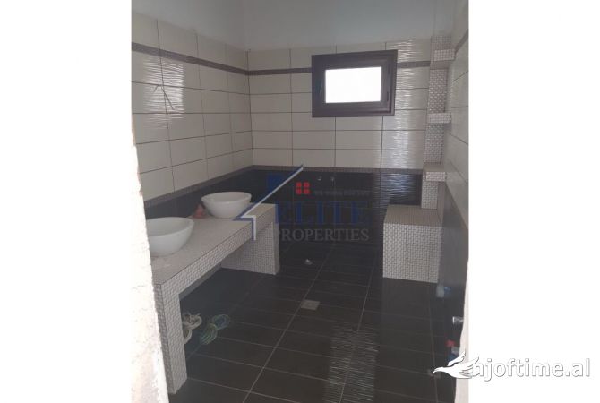 Shtepi ne shitje Vila Luksoze ne Korce, 5+1, Mobilimi Bosh, pa mobiluar, Pagesa 270,000  Euro.