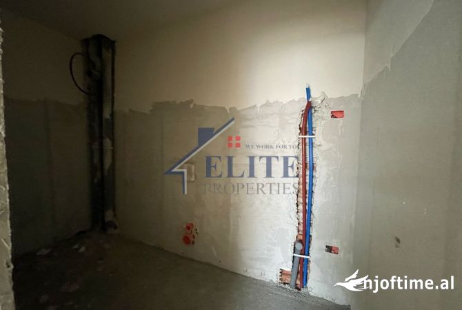 Shtepi ne shitje Apartament ne Tirane, 2+1, Mobilimi Bosh, pa mobiluar, Pagesa 93,075  Euro.