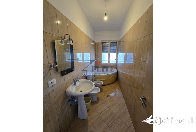 Shtepi ne shitje Apartament ne Tirane, 2+1, Mobilimi Bosh, pa mobiluar, Pagesa 137,000  Euro.