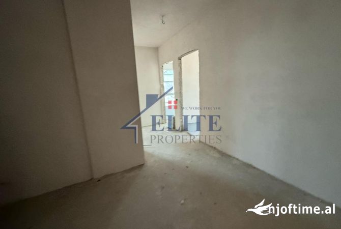 Shtepi ne shitje Apartament ne Tirane, 3+1, Mobilimi Bosh, pa mobiluar, Pagesa 226,240  Euro.