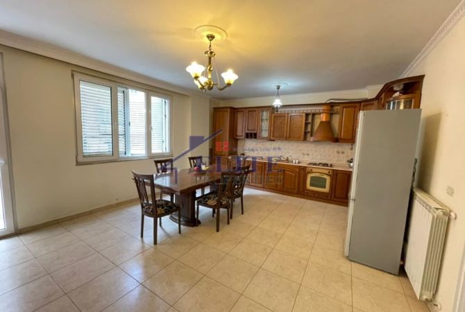 Shtepi me qera Apartament ne Tirane, 3+1, Mobilimi E mobiluar, Pagesa 850  Euro.