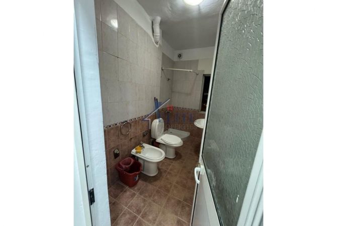 Blloku, apartament 2+1 per zyra me qira