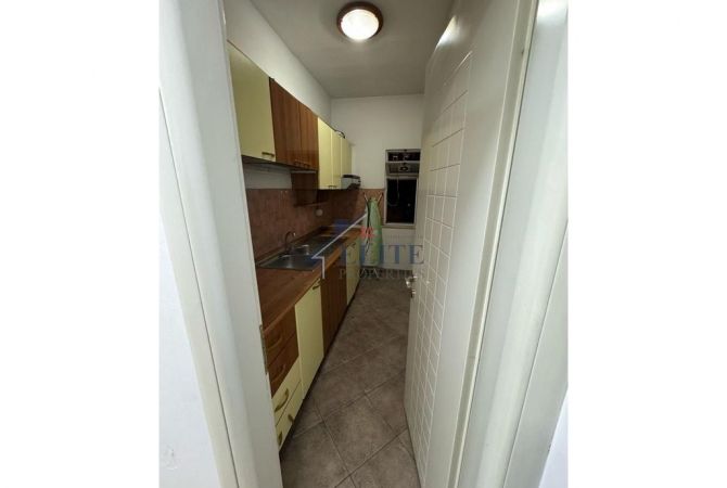 Blloku, apartament 2+1 per zyra me qira