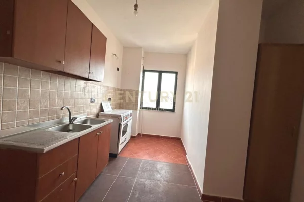 Shtepi ne shitje Apartament ne Durres, 2+1, Mobilimi Bosh, pa mobiluar, Pagesa 120,000  Euro.