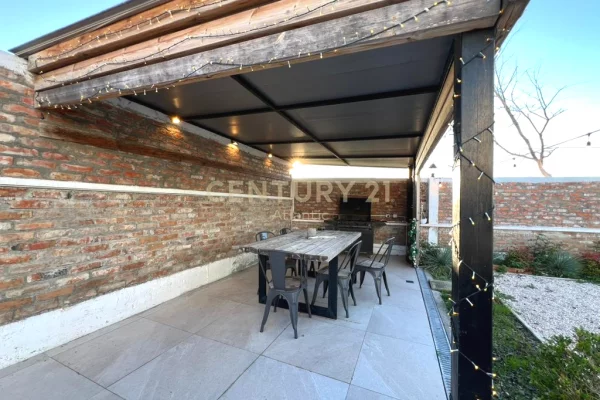 Shtepi ne shitje Vila Luksoze ne Durres, 2+1, Mobilimi E mobiluar, Pagesa 165,000  Euro.