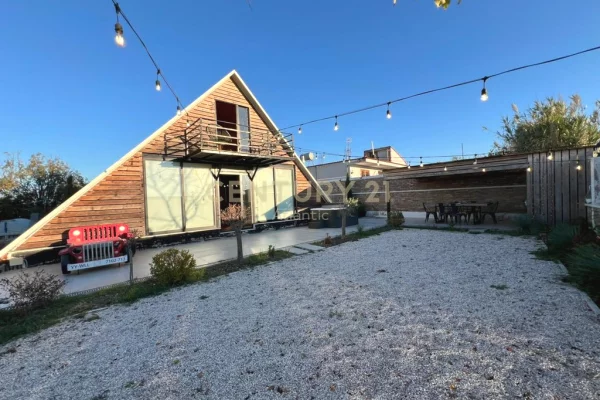 Shtepi ne shitje Vila Luksoze ne Durres, 2+1, Mobilimi E mobiluar, Pagesa 165,000  Euro.