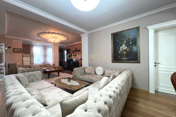 Shtepi ne shitje Vila Luksoze ne Tirane, 5+1, Mobilimi E mobiluar, Pagesa 400,000  Euro.