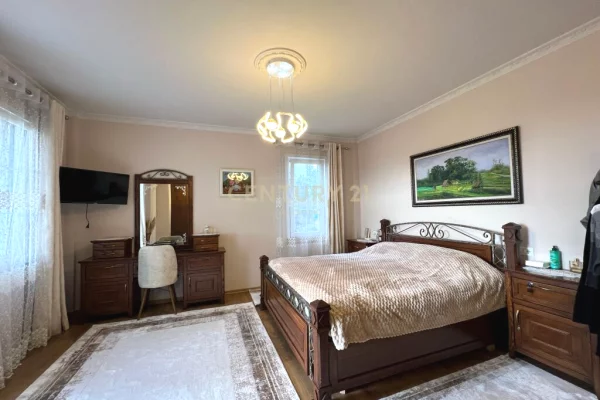 Shtepi ne shitje Vila Luksoze ne Tirane, 5+1, Mobilimi E mobiluar, Pagesa 400,000  Euro.