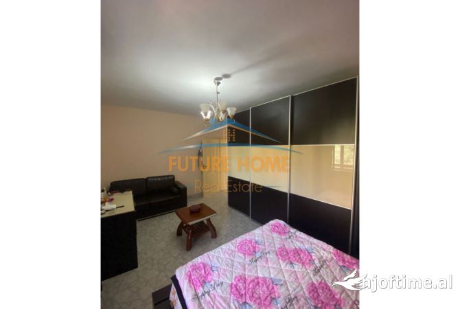 Shtepi ne shitje Apartament ne Tirane, 2+1, Mobilimi E mobiluar, Pagesa 125,000  Euro.