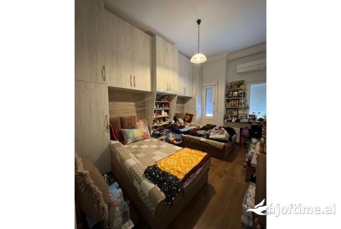 Shtepi ne shitje Apartament ne Tirane, 2+1, Mobilimi E mobiluar, Pagesa 250,000  Euro.