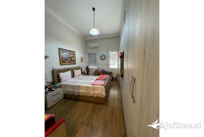 Shtepi ne shitje Apartament ne Tirane, 2+1, Mobilimi E mobiluar, Pagesa 250,000  Euro.