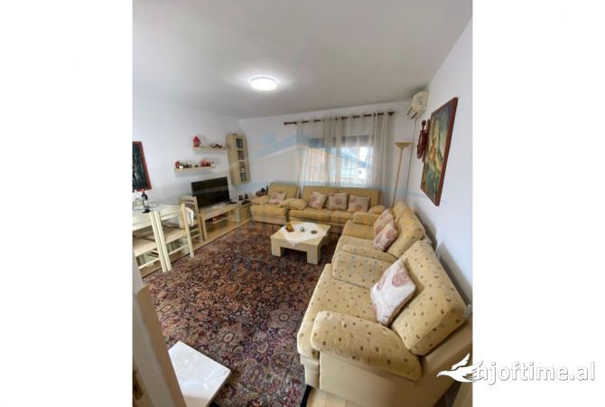 Shtepi ne shitje Apartament ne Tirane, 2+1, Mobilimi E mobiluar, Pagesa 125,000  Euro.