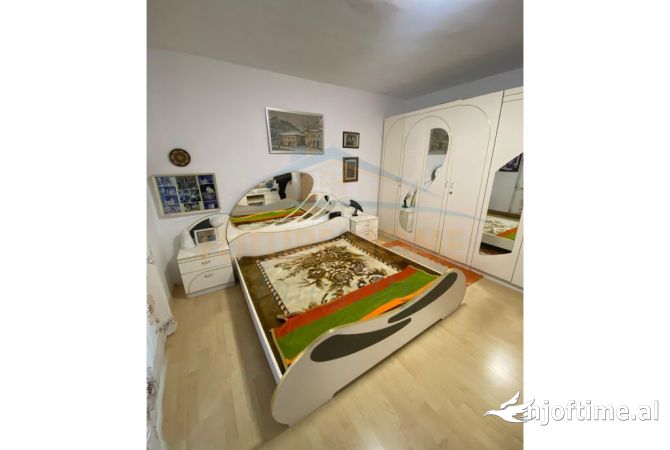Shtepi ne shitje Apartament ne Tirane, 2+1, Mobilimi E mobiluar, Pagesa 125,000  Euro.