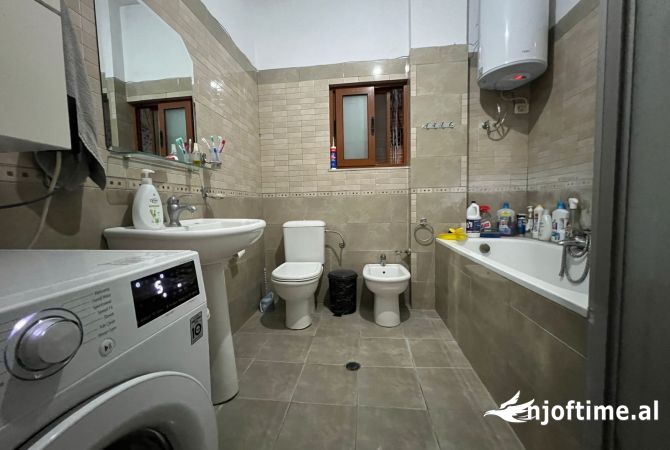 Shtepi ne shitje Apartament ne Tirane, 2+1, Mobilimi E mobiluar, Pagesa 73,000  Euro.