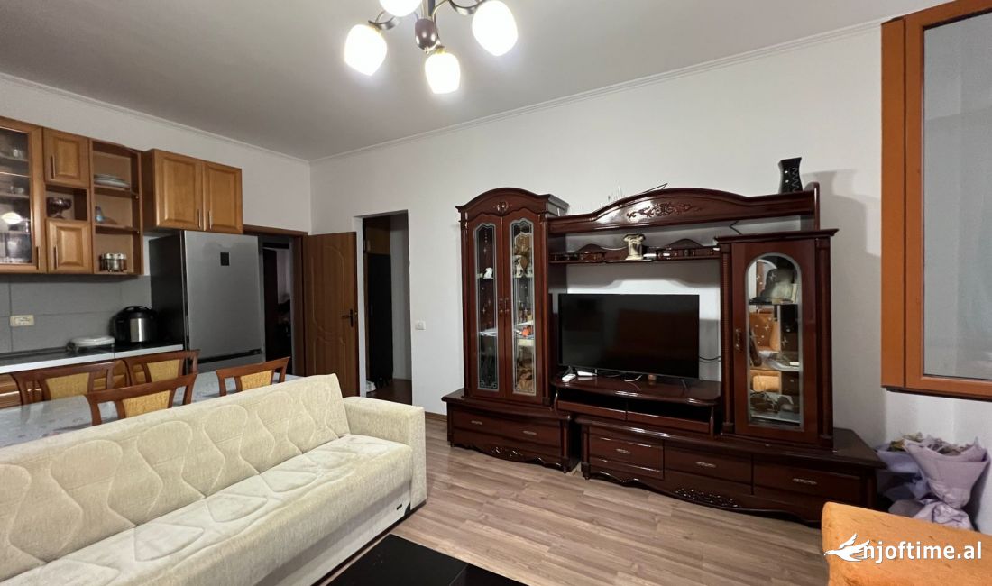 Shtepi ne shitje Apartament ne Tirane, 2+1, Mobilimi E mobiluar, Pagesa 73,000  Euro.