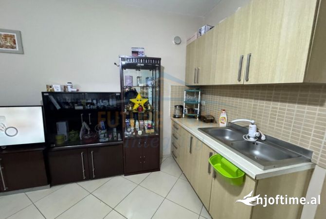 Shtepi ne shitje Apartament ne Tirane, 2+1, Mobilimi Bosh, pa mobiluar, Pagesa 150,000  Euro.