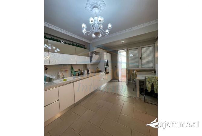 Shtepi ne shitje Apartament ne Tirane, 3+1, Mobilimi E mobiluar, Pagesa 350,000  Euro.