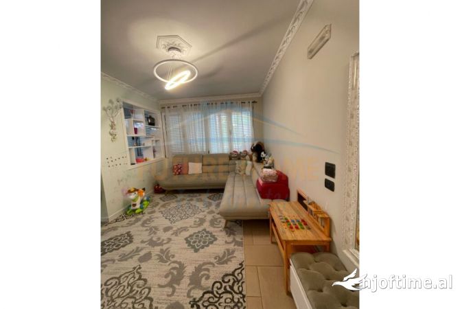 Shtepi ne shitje Apartament ne Tirane, 3+1, Mobilimi E mobiluar, Pagesa 350,000  Euro.