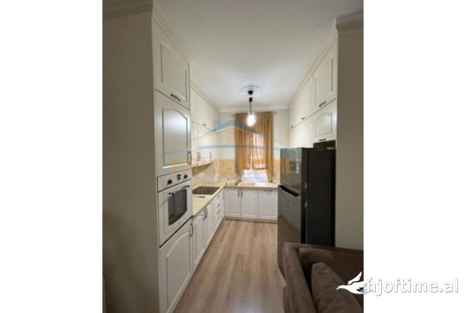 Shtepi me qera Apartament ne Tirane, 2+1, Mobilimi E mobiluar, Pagesa 700  Euro.