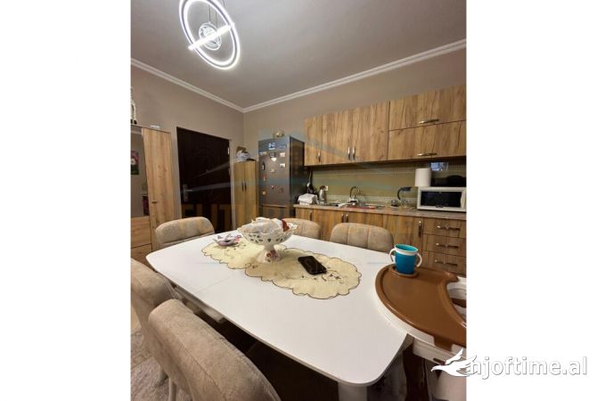 Shtepi ne shitje Apartament ne Tirane, 2+1, Mobilimi E mobiluar, Pagesa 123,000  Euro.