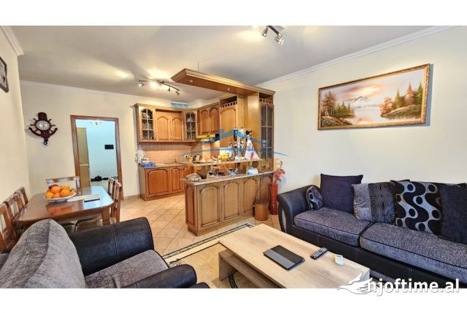 Shtepi ne shitje Apartament ne Tirane, 2+1, Mobilimi E mobiluar, Pagesa 224,000  Euro.