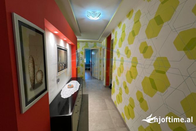 Shtepi ne shitje Apartament ne Tirane, 3+1, Mobilimi E mobiluar, Pagesa 230,000  Euro.