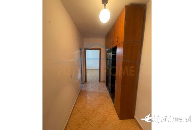 Shtepi ne shitje Apartament ne Tirane, 1+1, Mobilimi Pjeserisht e mobiluar, Pagesa 85,000  Euro.