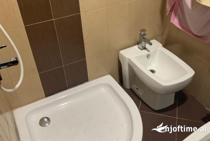 Shtepi me qera Apartament ne Tirane, 2+1, Mobilimi E mobiluar, Pagesa 450  Euro.