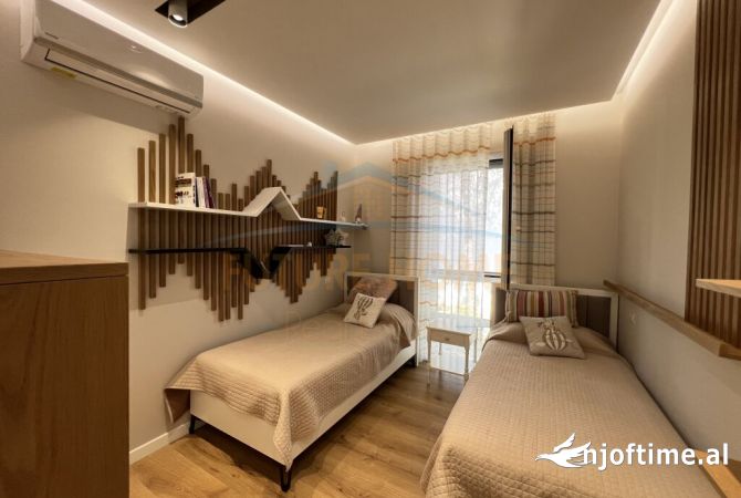 Shtepi ne shitje Vila Luksoze ne Durres, 3+1, Mobilimi E mobiluar, Pagesa 320,000  Euro.