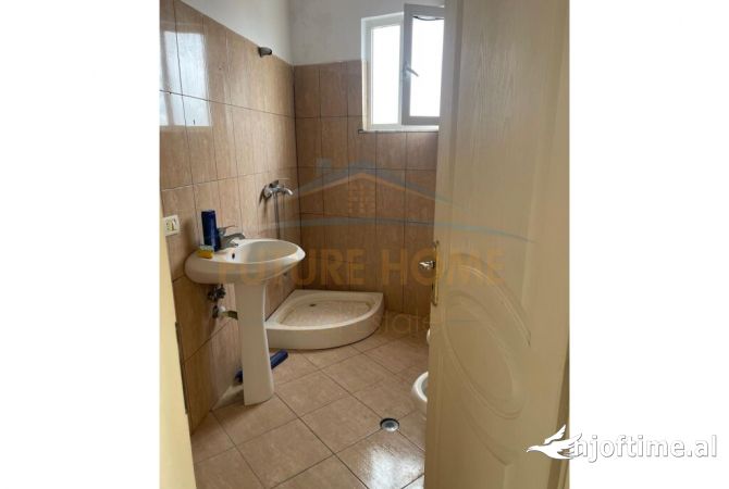 Shtepi ne shitje Apartament ne Tirane, 1+1, Mobilimi Bosh, pa mobiluar, Pagesa 85,000  Euro.