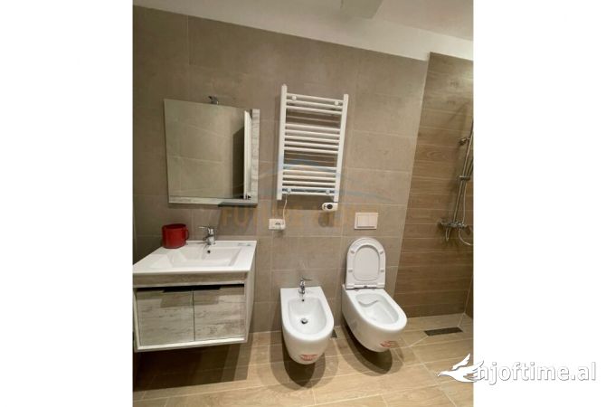 Qera, Ambient Biznesi + Post Parkimi, Pazari i Ri, Tirane.