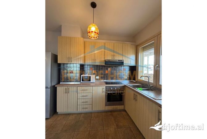 Shtepi me qera Apartament ne Tirane, 3+1, Mobilimi E mobiluar, Pagesa 1,400  Euro.