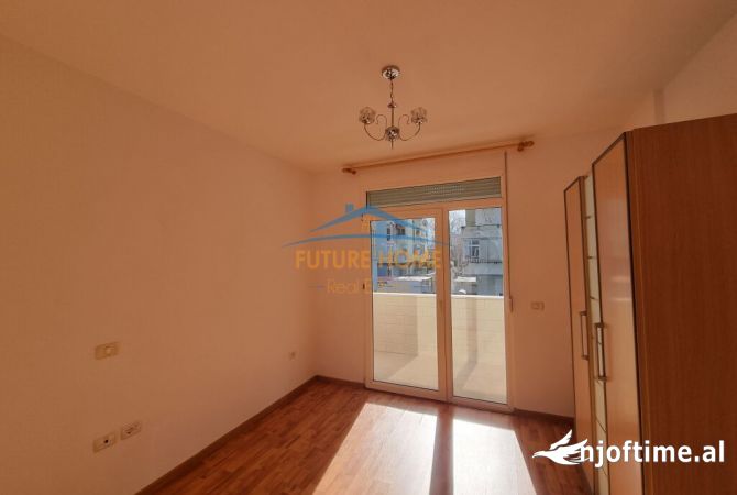 Shtepi me qera Apartament ne Tirane, 3+1, Mobilimi Pjeserisht e mobiluar, Pagesa 1,200  Euro.