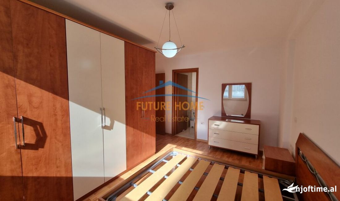 Shtepi me qera Apartament ne Tirane, 3+1, Mobilimi Pjeserisht e mobiluar, Pagesa 1,200  Euro.