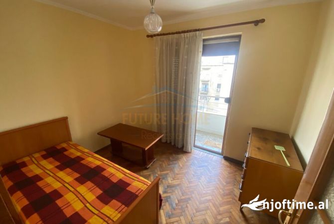 Shtepi ne shitje Apartament ne Tirane, 3+1, Mobilimi E mobiluar, Pagesa 140,000  Euro.