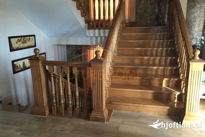 Shtepi ne shitje Vila Luksoze ne Tirane, 5+1, Mobilimi E mobiluar, Pagesa 400,000  Euro.