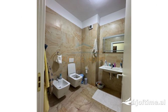 Shtepi ne shitje Apartament ne Tirane, 2+1, Mobilimi E mobiluar, Pagesa 210,000  Euro.