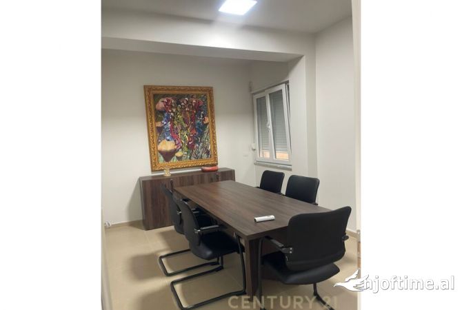 Ambient biznesi me qera 3+1 ne Tirane - 2,000 Euro