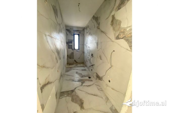 Shtepi ne shitje Apartament ne Tirane, 2+1, Mobilimi Bosh, pa mobiluar, Pagesa 235,000  Euro.