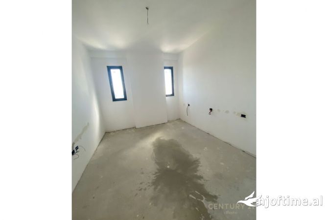 Shtepi ne shitje Apartament ne Tirane, 2+1, Mobilimi Bosh, pa mobiluar, Pagesa 235,000  Euro.
