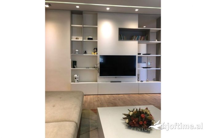 Shtepi ne shitje Apartament ne Tirane, 2+1, Mobilimi E mobiluar, Pagesa 479,000  Euro.