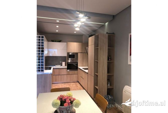 Shtepi ne shitje Apartament ne Tirane, 2+1, Mobilimi E mobiluar, Pagesa 479,000  Euro.