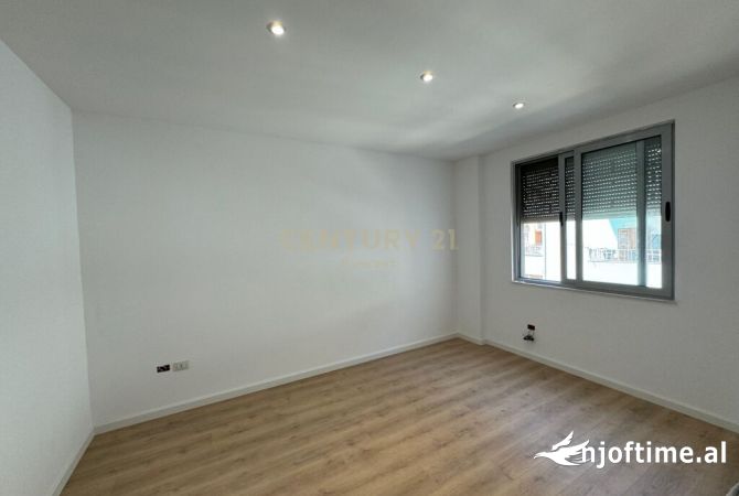 Shtepi ne shitje Apartament ne Tirane, 2+1, Mobilimi Bosh, pa mobiluar, Pagesa 170,000  Euro.