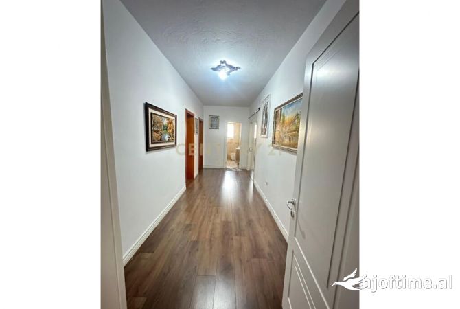 Shtepi ne shitje Apartament ne Tirane, 2+1, Mobilimi E mobiluar, Pagesa 310,000  Euro.