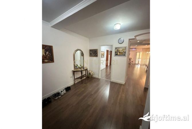 Shtepi ne shitje Apartament ne Tirane, 2+1, Mobilimi E mobiluar, Pagesa 310,000  Euro.